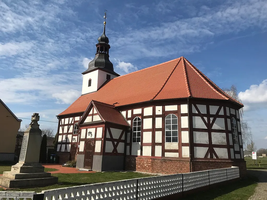 Die Dorfkirche Niewitz der Gemeinde Besteland im Landkreis Dahme-Spreewald in Brandenburg ist ein Fachwerkbau aus der Zeit um 1770.