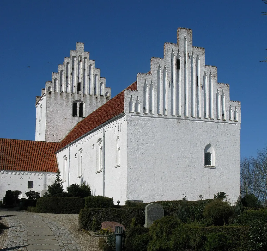 Beskåret og konverteret version af File:Kundby kirke set fra øst.png af B Askholm