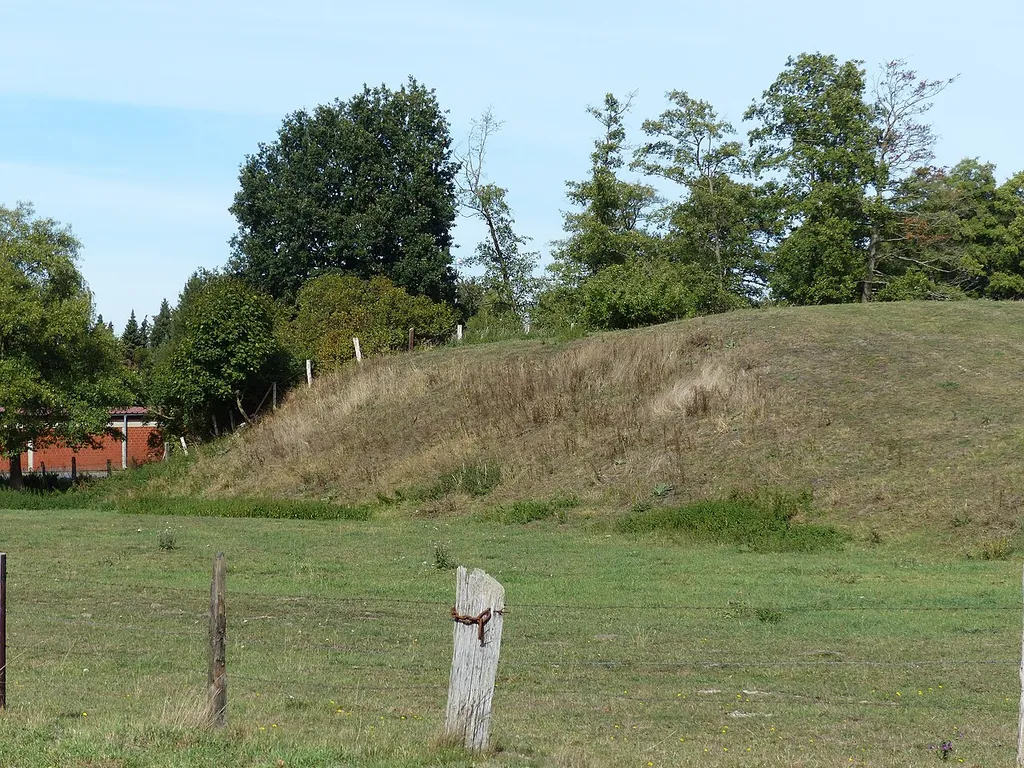 Burgwall des Schlosses Langwedel aus südöstlich des Burgbades Langwedel