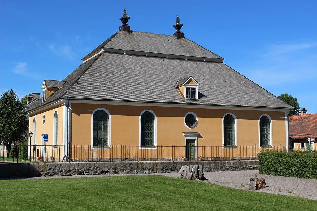 Lövstabruks kyrka sedd från öster.