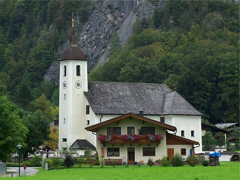 Kath. Pfarrkirche Hl. Dreifaltigkeit und Friedhof