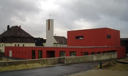 Rückseitenansicht der Auferstehungskirche in Wolnzach