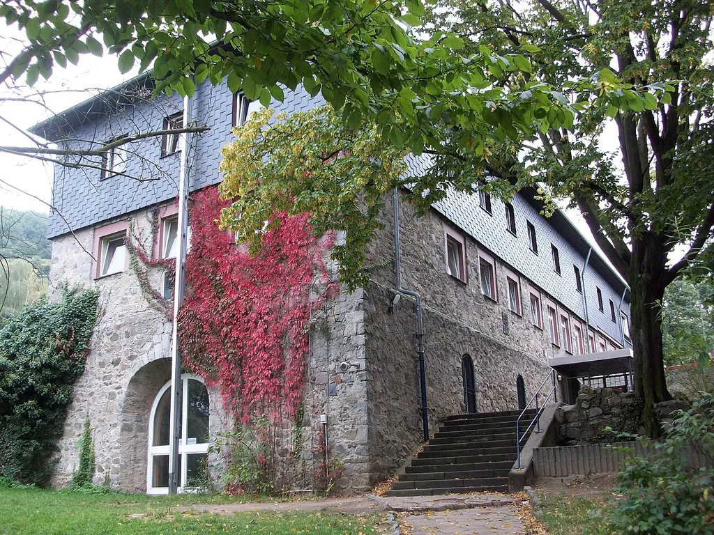 Das Gebäude der Jugendherberge mit Mauer- und Gewölberesten der Oberen Burg