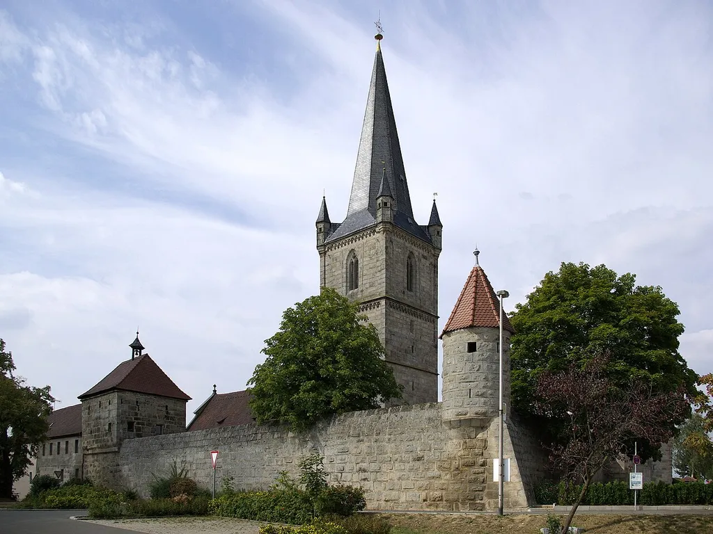 Kirchenburg der Pfarrkirche Geburt Mariens und Katharina in Hannberg (Heßdorf) im Landkreis Erlangen-Höchstadt.