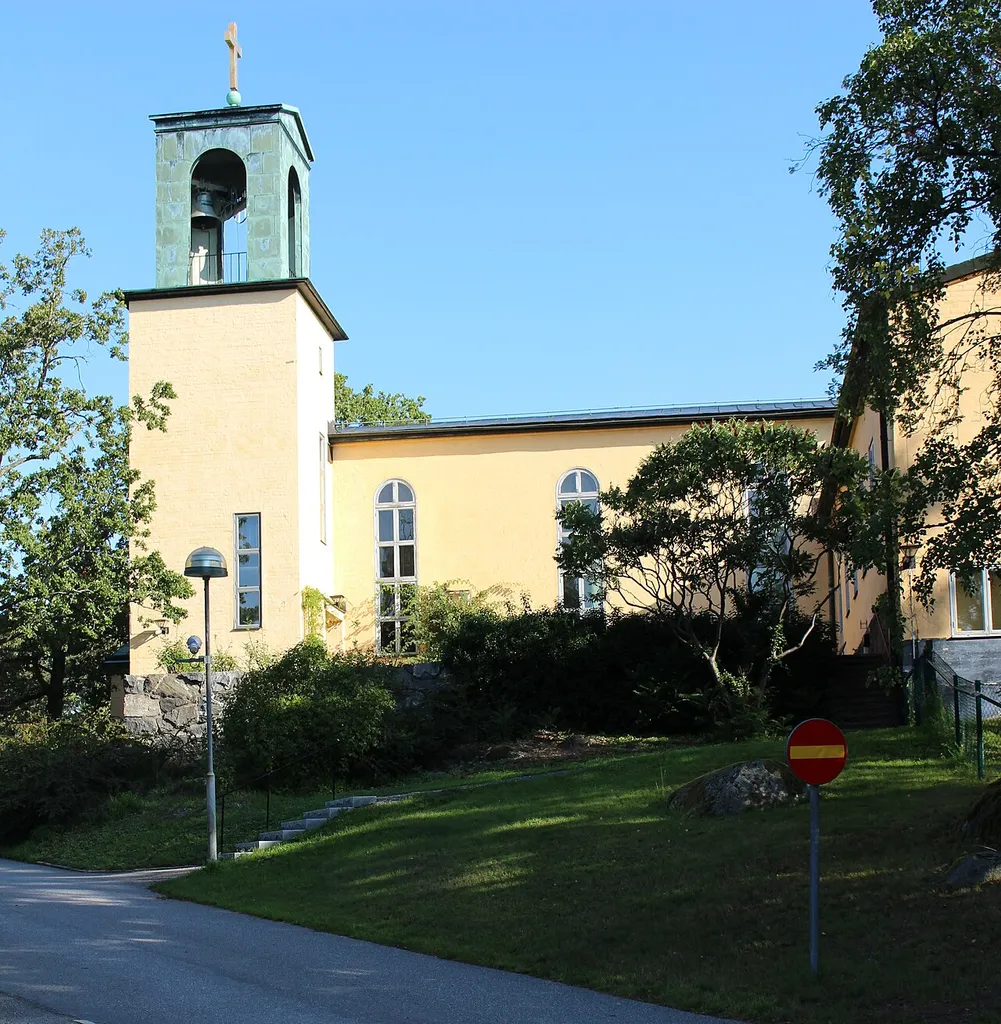 Breviks kyrka från söder.