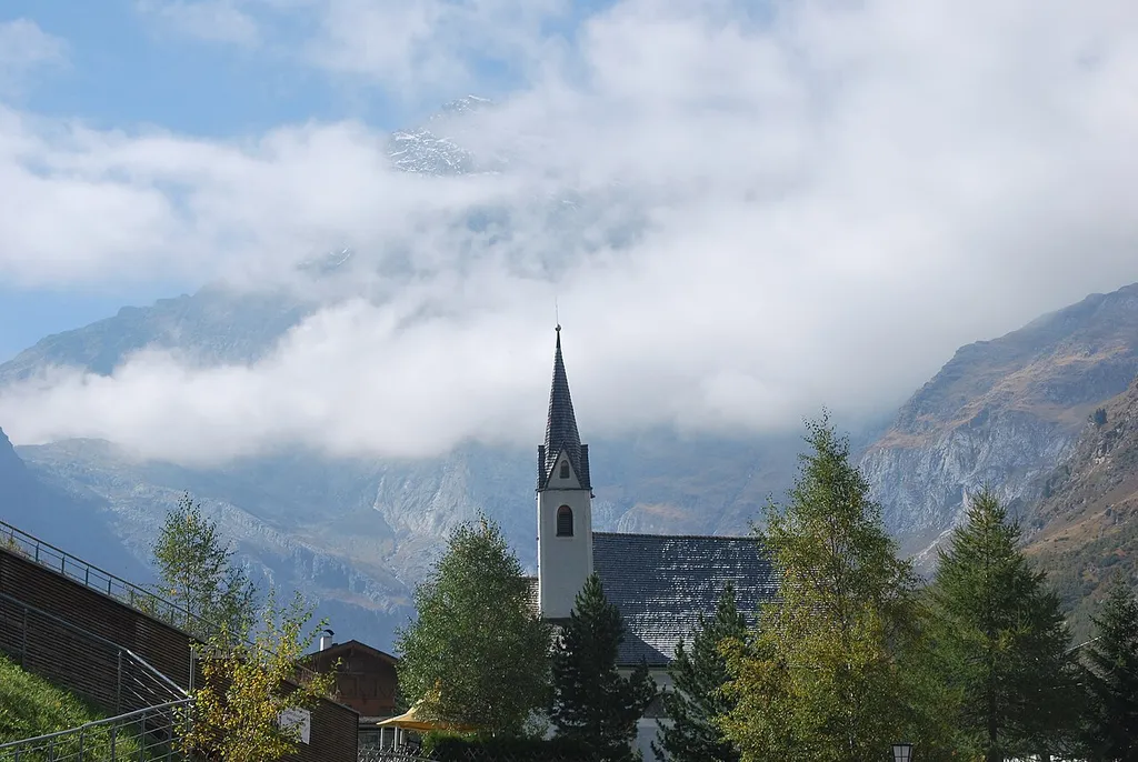 Maria-Hilf-Kirche mit Friedhof in Pfelders, Hochwilde