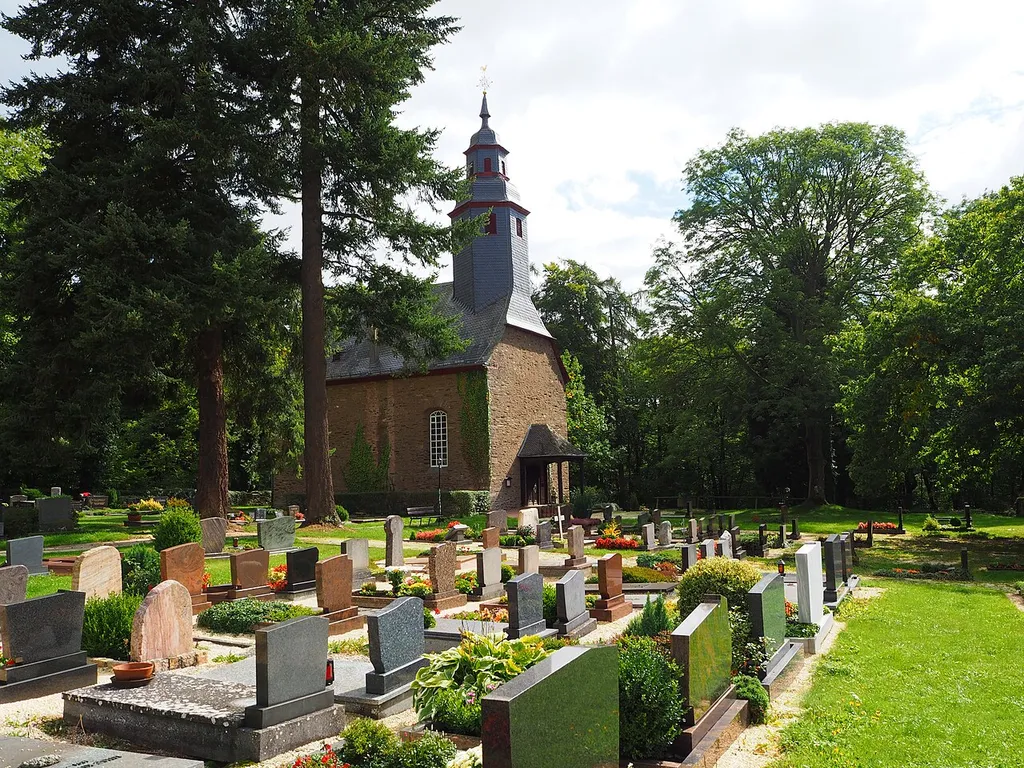 Foto der evangelische Kirche auf dem Altenberg in Heidenrod-Grebenroth mit Friedhof