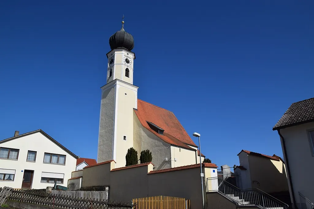 Saalkirche mit Steildach, Friedhofsummauerung