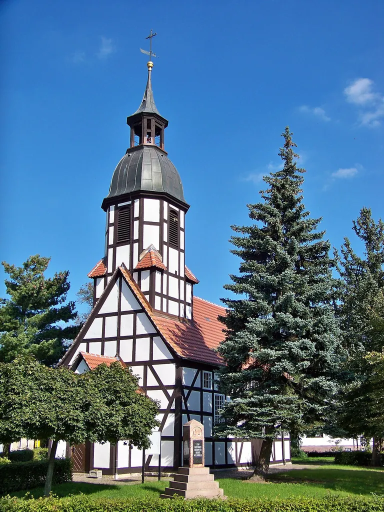 Fachwerk-Kirche in Löhsten (Herzberg/Elster) mit Denkmal für die Opfer der beiden Weltkriege