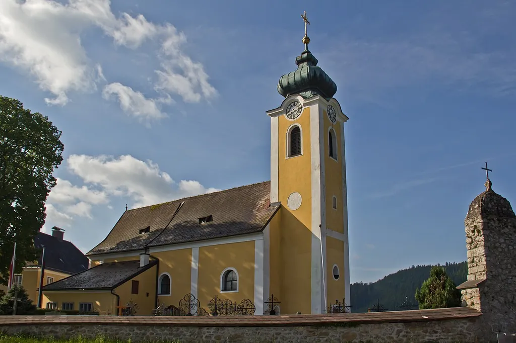 Die am östlichen Ortsrand etwas erhöht gelegene und von einem Friedhof umgebene Pfarrkirche hl. Ulrich ist ein schlichter, barockisierter Saalbau mit gotischem Chor und spätbarockem Westturm.