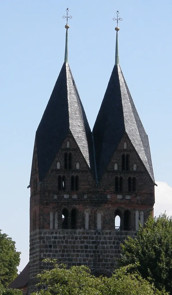 Lugau (Doberlug-Kirchhain), Kirche mit zwei Turmspitzen