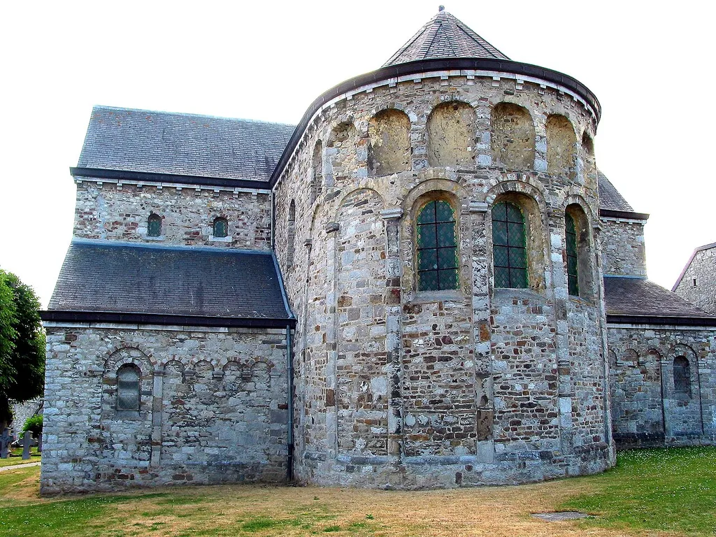 Xhignesse, apse and right transep of the Saint Peter's church (end of the XIth century).