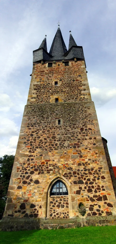 Turm der ev. Dorfkirche in Harle (Wabern)
