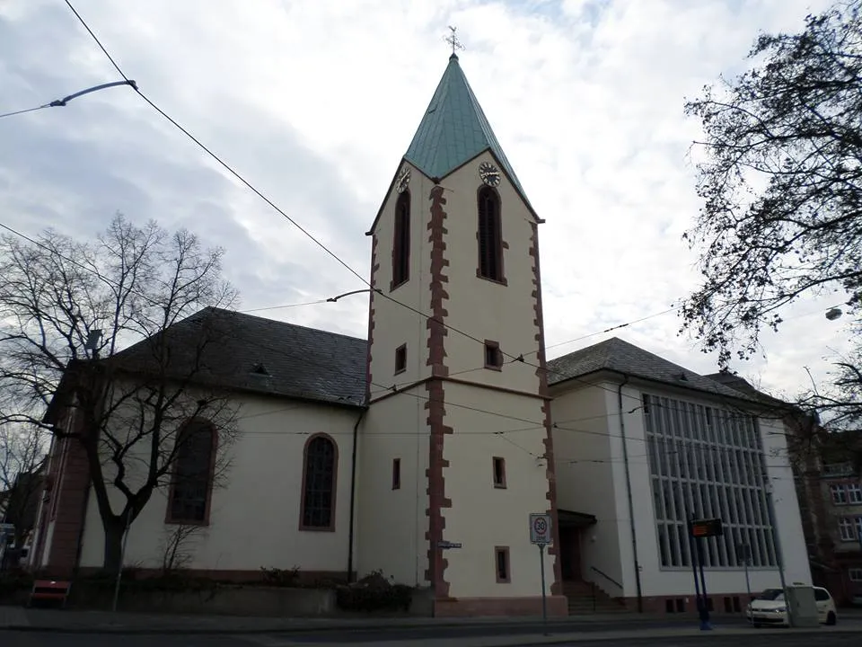 St. Peter und Paul Kirche Mannheim-Feudenheim nach der Turmsanierung im Jahr 2014