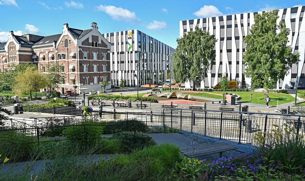 Park Vest, Nydalen, oslo, sett fra østsiden av Akerselva. Den røde og hvite teglbygningen er Bakke Mølle.