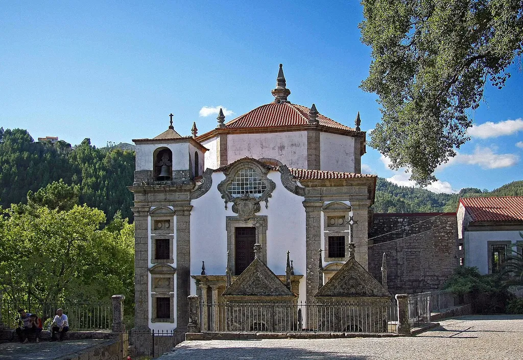 O Convento de São Cristóvão de Lafões ou Real Mosteiro de São Cristóvão de Lafões, fica situado num morro sobre a ribeira da Landeira, perto da Gralheira, no concelho de São Pedro do Sul, distrito de Viseu, Portugal. A fundação deste convento (calcula-se que em 1123) pelos frades da regra dos Cónegos Regrantes de Santo Agostinho, que aderiram logo em seguida à Ordem de São Bernardo ou Beneditinos. A fundação do mosteiro é anterior à fundação de Portugal, embora tenha sido totalmente reconstruído no século XVIII. Foi o abade João Cirita que, juntando os eremitas que pelas encostas do Vouga viviam isolados, e com o apoio de D. Teresa, mãe de D. Afonso Henriques, obteve licença para a sua construção. Alguns historiadores, são da opinião de que, o verdadeiro fundador do mosteiro foi João Peculiar e não João Cirita, mas que, em virtude de João Peculiar ter sido chamado a desempenhar outras funções importantes, ficou o mosteiro, logo no início, sob as ordens de João Cirita, e daí o seu nome estar associado à sua fundação. Em 1163 o convento adere à ordem dos monjes cistercienses, como aconteceu a quase todos os mosteiros beneditinos. A sua igreja, depois de ter sofrido dois incêndios, foi reconstruída pela terceira vez em 1704, apresentando um plano octogonal. A igreja foi sagrada em 1761. Os arquivos deste mosteiro perderam-se no incêndio do seminário de Viseu. O convento foi extinto por um decreto publicado pelo regime liberal, em 30 de Maio de 1834, juntamente com todas as ordens religiosas existentes em Portugal. Actualmente este convento foi transformado em turismo de habitação, tendo para o efeito sido completamente recuperado, mas perdendo um pouco do seu aspecto secular. Foi classificado como Monumento de Interesse Público (MIP) pelo IGESPAR em 14 de junho de 2010 <a href="https://pt.wikipedia.org/wiki/Convento_de_S%c3%a3o_Crist%c3%b3v%c3%a3o_de_Laf%c3%b5es" rel="nofollow">pt.wikipedia.org/wiki/Convento_de_S%C3%A3o_Crist%C3%B3v%C...</a>