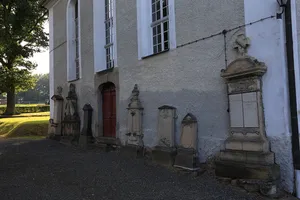 Einzeldenkmale der Sachgesamtheit Dorfkirche und Friedhof Friedersdorf: Kirche Oberfriedersdorf, sechs Grabmale an der südöstlichen Kirchenwand, zwei Torsäulen nordwestlich der Kirche, Treppenaufgang mit zwei Pfeilern zum neuen Friedhof, zwei Gruf