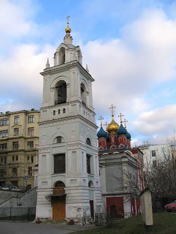 Колокольня Храма Георгия Победоносца на Псковской горкеВид в сторону ул. Варварка от демонтируемой гост. Россия