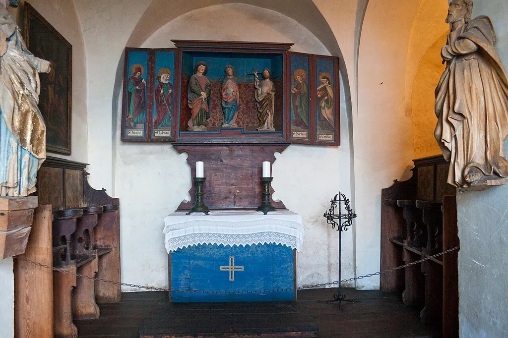 Gotische Burgkapelle der Burg Meersburg. Die Kapelle ist auf dem Rundweg des Burgmuseums. Aus der zugehörigen Informationstafel: “Die Burgkapelle des Mittelalters, in der Mitte ein gotischer Flügelaltar 15. Jhrhdt. gotisches Chorgestühl. Petrusfigur vor 1700.”