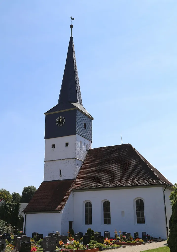 Hauptstraße 6-8, Weisendorf; Evangelisch-lutherische Pfarrkirche, Chorturmkirche, 15. Jahrhundert, Langhaus im 18. Jahrhundert umgebaut; mit Ausstattung Reste der Friedhofsbefestigung, 16. Jahrhundert This is a picture of the Bavarian Baudenkmal (cultural heritage monument) with the ID D-5-72-164-2 (Wikidata)