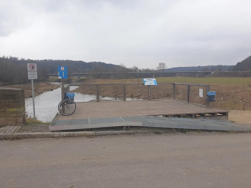 Blick auf die Vogelbeobachtungsplattform vom vorbeiführenden Radweg