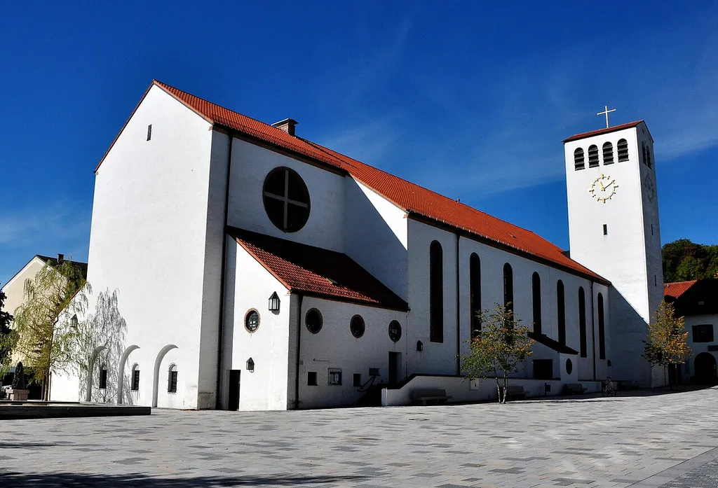 Starnberg, Kirchplatz 1, Kath. Pfarrkirche St. Maria. Das starke Anwachsen der Starnberger Bevölkerung in der zweiten Hälfte des 19. Jahrhunderts erforderte eine größere Kirche. Bereits 1885 wurde ein Kirchenbauverein gegründet, aber erst fast 50 Jahre später konnte mit dem Bau begonnen werden. Der Architekt Michael Kurz erstellte 1931/32 dieses dreischiffige Gotteshaus im neuen Zentrum der Stadt.