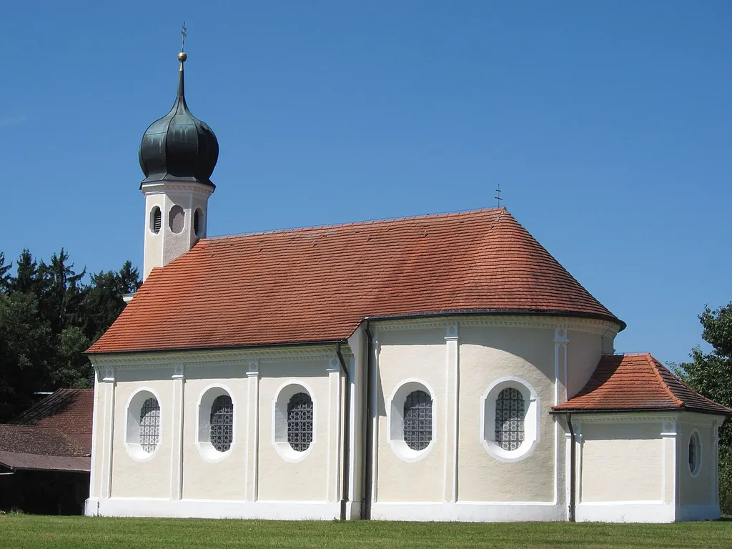 Haidberg; kath. Filialkirche Hl. Kreuz, Saalbau mit Zwiebelturm, wohl von Anton Kogler, 1. Drittel 18. Jh.; mit Ausstattung