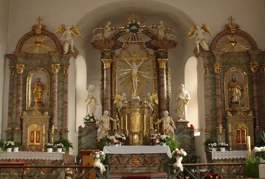 Der Altar der Sankt Nikolaus Kirche (1825). Seit dem Neubau 1965 der 'Neuen Nikoaus Kirche' nicht mehr so häufig besucht. Hat aber erheblich mehr Atmosphäre als der Neubau.