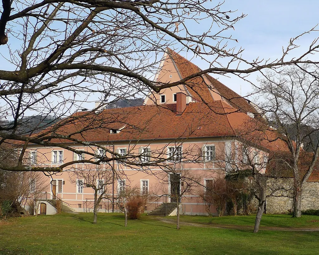 Franziskanerkloster (ehem. Servitenkloster), ehem. Wehrmauer u. Reste v. Vorgänger- bzw. abgekommener Bauten