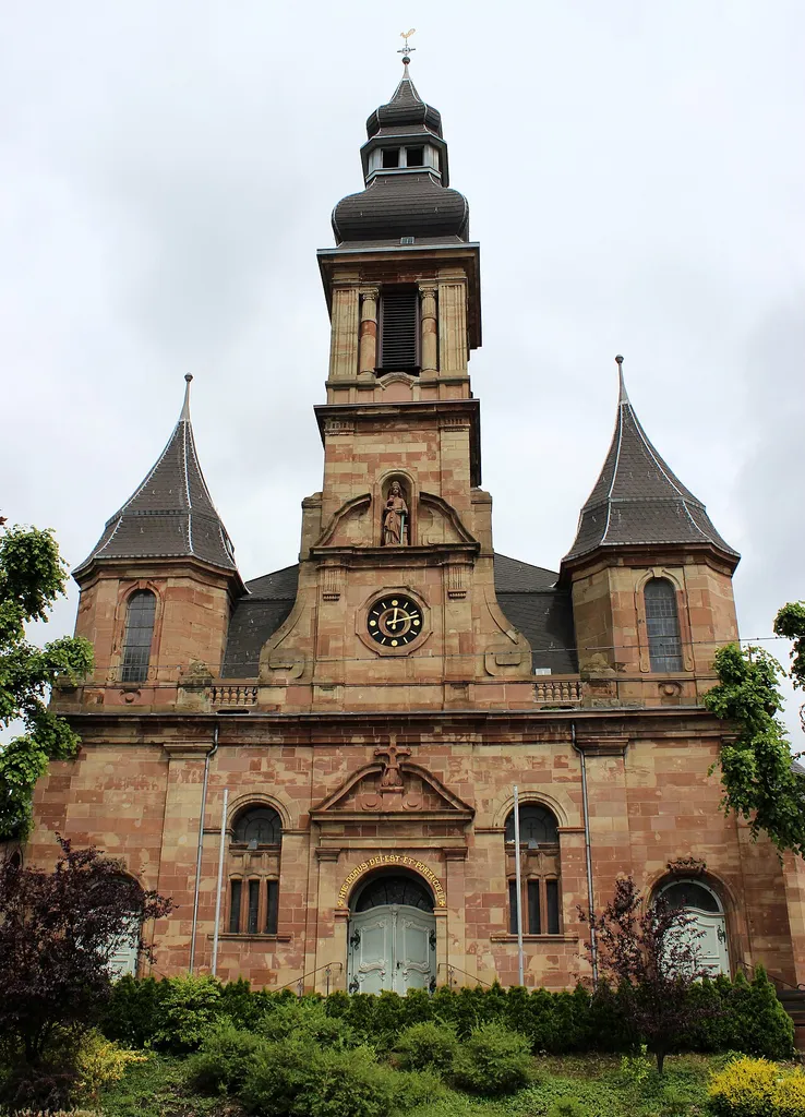 Die katholische Pfarrkirche St. Laurentius in Hülzweiler, einem Ortsteil der Gemeinde Schwalbach, Landkreis Saarlouis, Saarland