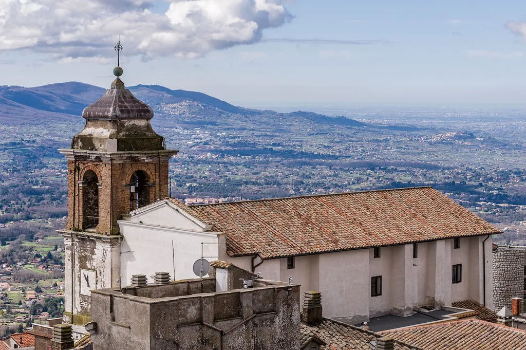 Chiesa di San Pietro e panorama sui Castelli Romani e Roma