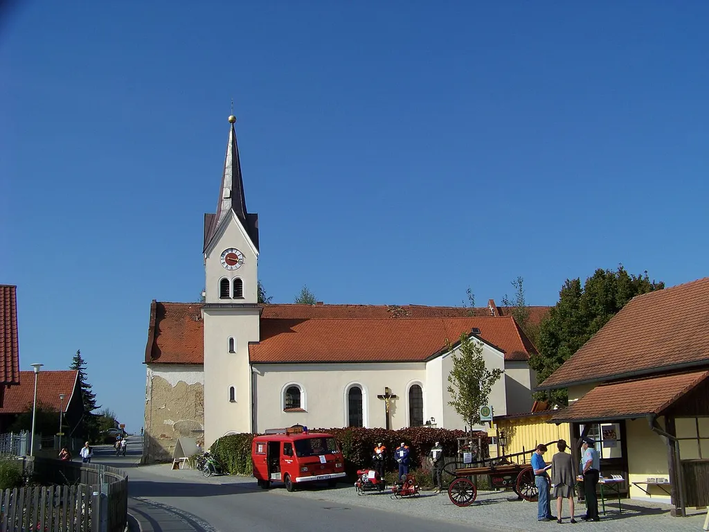 Aufhausen, Triftlfing, Ortsstraße 26. Katholische Filialkirche St. Johannes der Täufer, Saalbau mit abgewalmtem Satteldach und Westturm mit Spitzdach, 1687, Turm 19. Jahrhundert; mit Ausstattung.