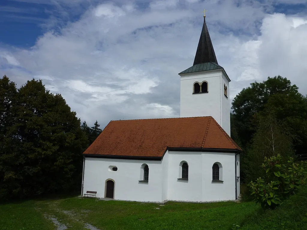 Katholische Filialkirche St. Sixtus im Ort Gallner, Gemeinde Konzell. Liste der Baudenkmäler in Konzell.