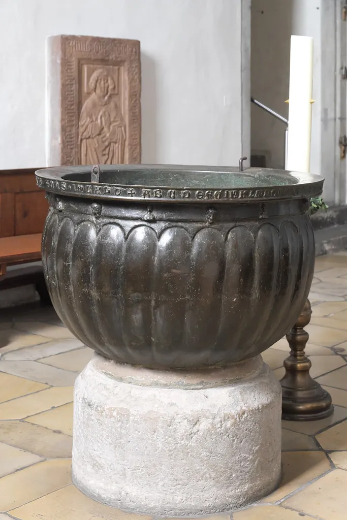 Stiftskirche des ehemaligen Damenstiftes Niedermünster in Regensburg im Regierungsbezirk Oberpfalz (Bayern/Deutschland), Taufbecken aus Bronze, um 1300