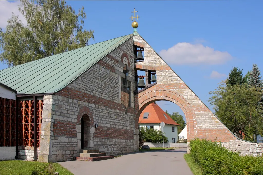 moderner Kirchenbau, 1957/58 nach Plan des Regierungsbaumeisters Olaf-Andreas Gulbransson/München, am Eingang des ehem. Fort VIII der 1880 errichteten Festung Ingolstadt und aus Materialien dieses Forts (Kalkstein und Backstein) errichtet, im Grundriß und Aufriß aus Dreiecksformen und in Adaption an Festungsarchitektur schlicht gestalteter Bau;