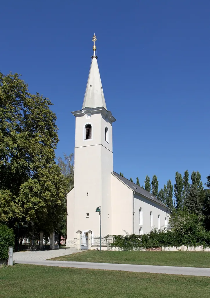 Katholische Pfarrkirche hl. Anna in Kleinwarasdorf, ein Ortsteil der burgenländischen Gemeinde Großwarasdorf. Eine einschiffige Saalkirche mit vorgestelltem Turm, die laut Inschrift 1505 errichtet, 1860 erweitert und geweiht wurde.
