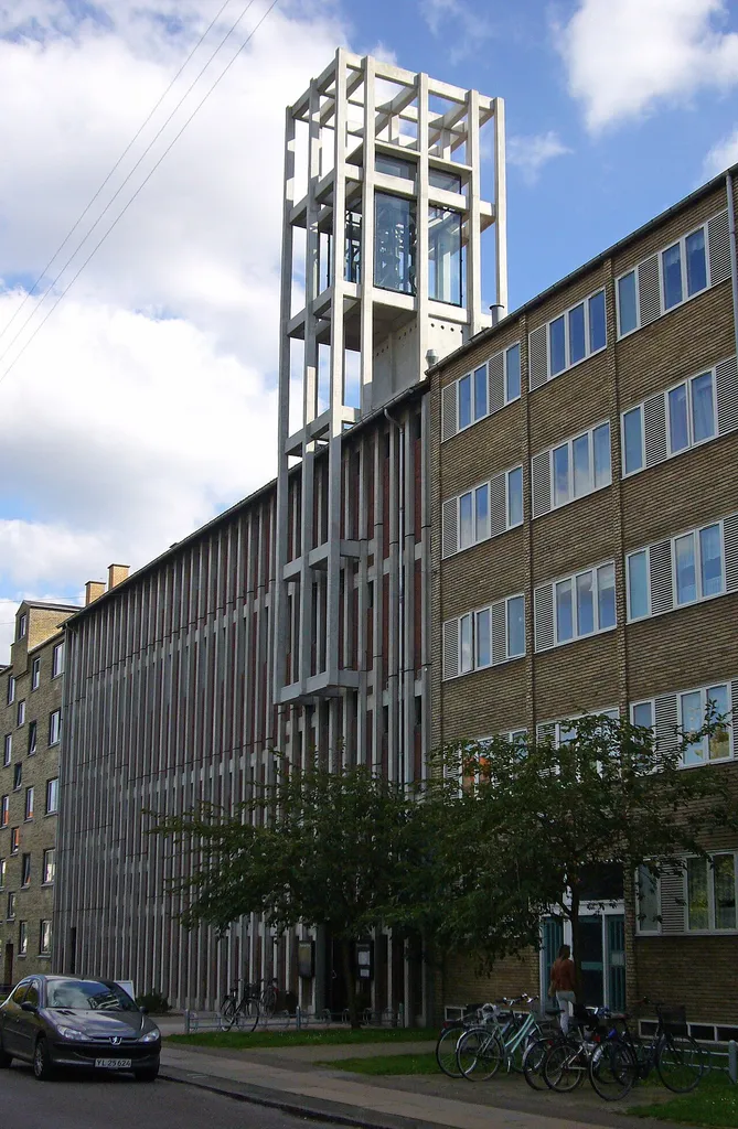 Tagensbo Kirke på Landsdommervej syd for Tagensbo Skole i Bispebjerg, København.