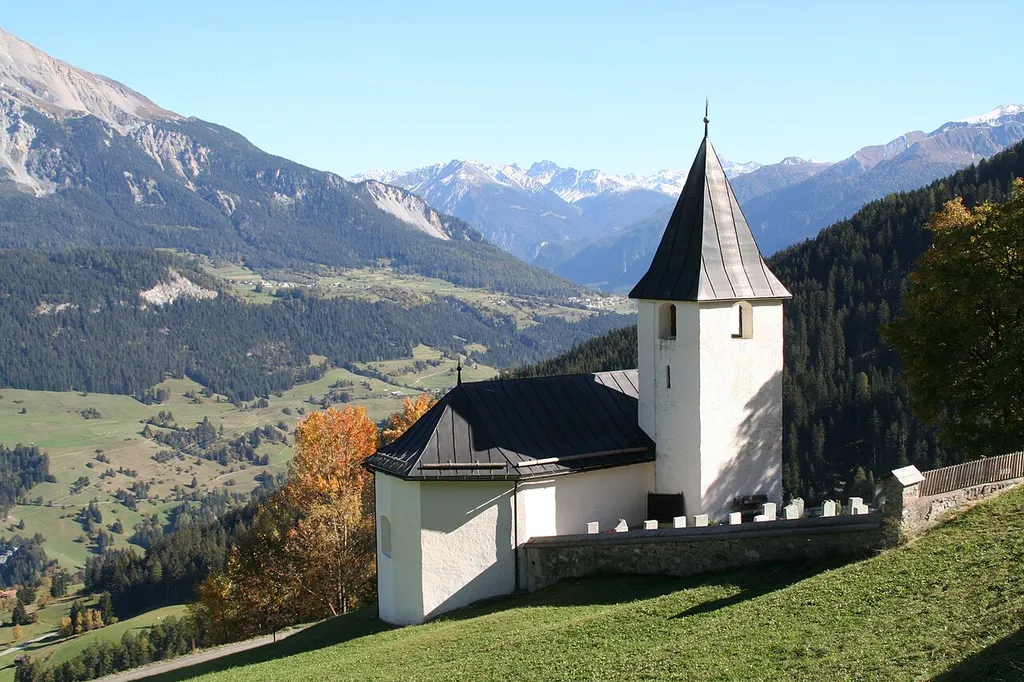 de:Reformierte Kirche Mutten Häuser in Obermutten
