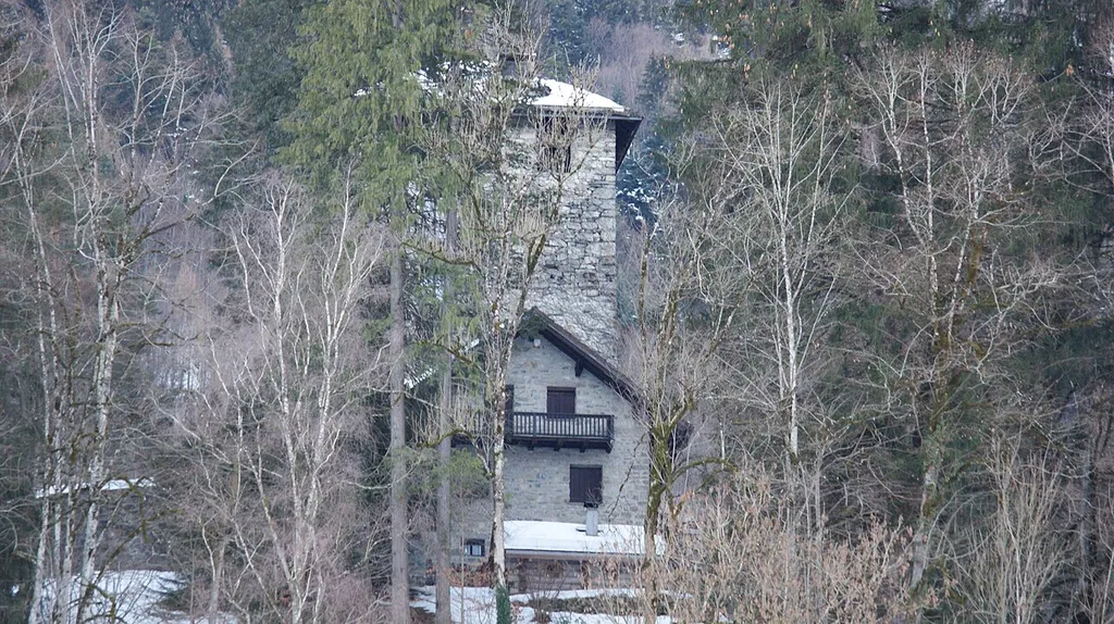 Burg Rosenegg on a mountain spur south of Buers. Consisting of the five-storey, square keep and an enclosure wall. Built in the middle of the 13th century, several times redesigned or rebuilt. The ring wall dates from the last reconstruction in 1939, in which older neo-Gothic elements were removed again.