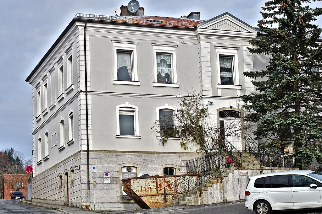 Ehemalige Klosterschule; zweigeschossiger Walmdachbau mit spätklassizistischer Fassadengliederung und Giebelrisalit nach Südosten, zweites Drittel 19. Jahrhundert.