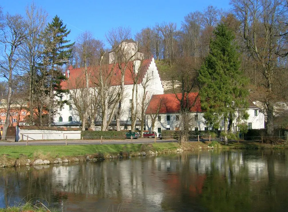 Gebäude in der Mitte mit Treppengiebel ist Teil der Brauerei. Darüber das Hochschloß.