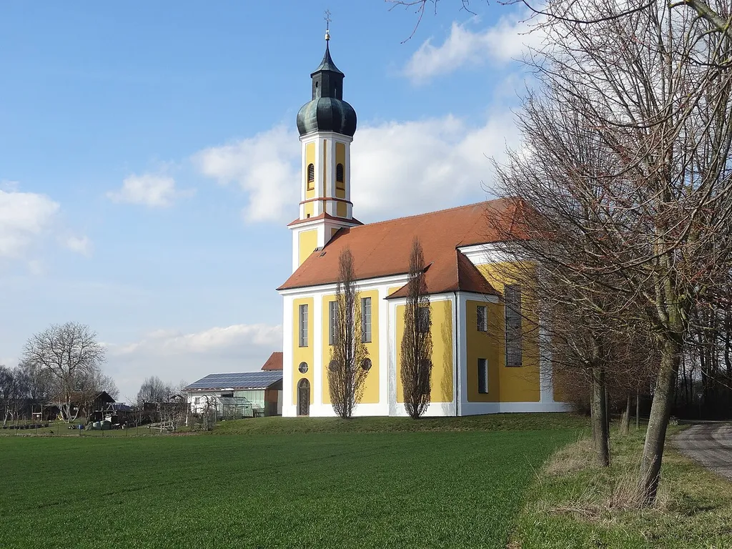 Außenansicht der Wallfahrtskirche St. Salvator in Binabiburg, barocke Wandpfeilerkirche mit Westturm, 1710-30 errichtet