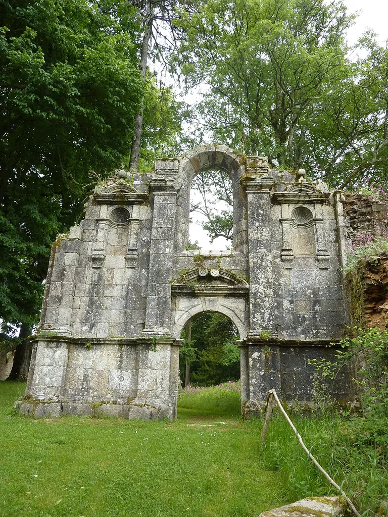 Abbaye Saint-Maurice de Carnoët Fronton de l'église abbatiale en ruine