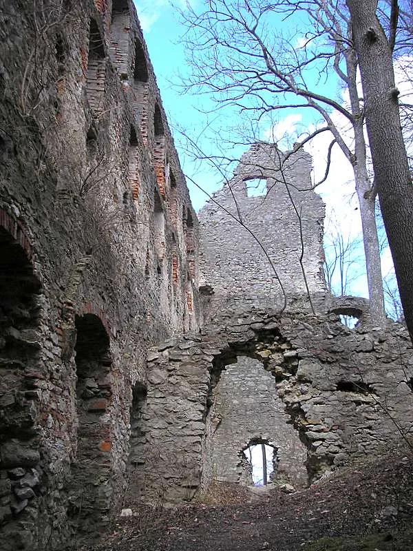 Der einsturzgefährdete Palas