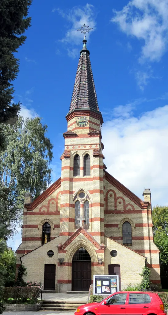 Evangelische Peter-und-Paul-Kirche in Leinfelden-Echterdingen, Stadtteil Leinfelden. Sie wurde 1897 eingeweiht. Details zum Kulturdenkmal gibt es hier.