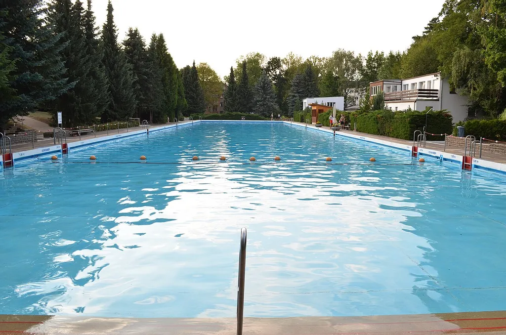 100m Schwimmbecken im Freibad Bernsdorf in Chemnitz, Foto entstanden für Initiative "lebenswertes Chemnitz" - Fotoerlaubnis von Bademeisterin (nach Schließung am Abend)