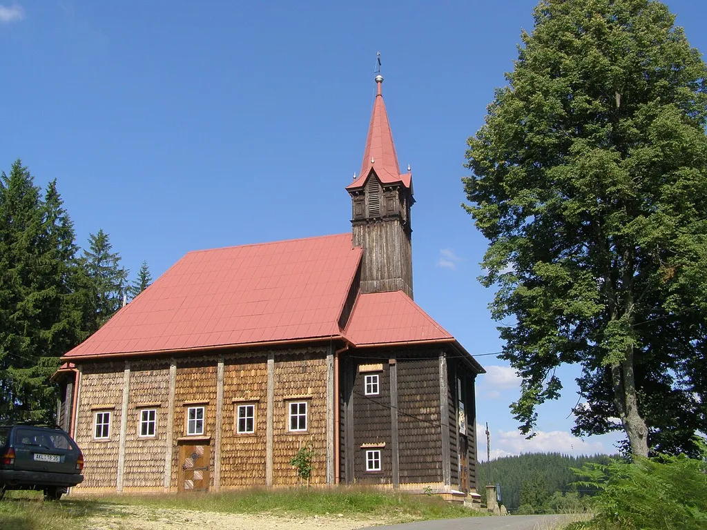 Gruň, Kostel Panny Marie Pomocné, západní strana