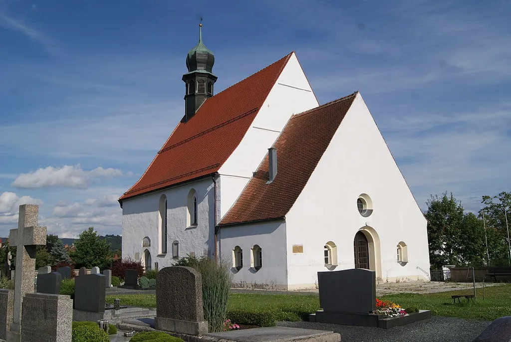 Kemnath, Bayreuther Straße 20. Katholische Friedhofskirche Sankt Maria Magdalena. Nachgotischer Saalbau, verputzter Massivbau mit Satteldach und unregelmäßigem, dreiseitigem Chorschluss, östlichem Zwiebeldachreiter und Rundbogenfenstern mit Maßwerk, von Gabriel Vischer und Sewolt Seitzen, bezeichnet „1604/1606“, westlich angebaute Leichenhalle jünger