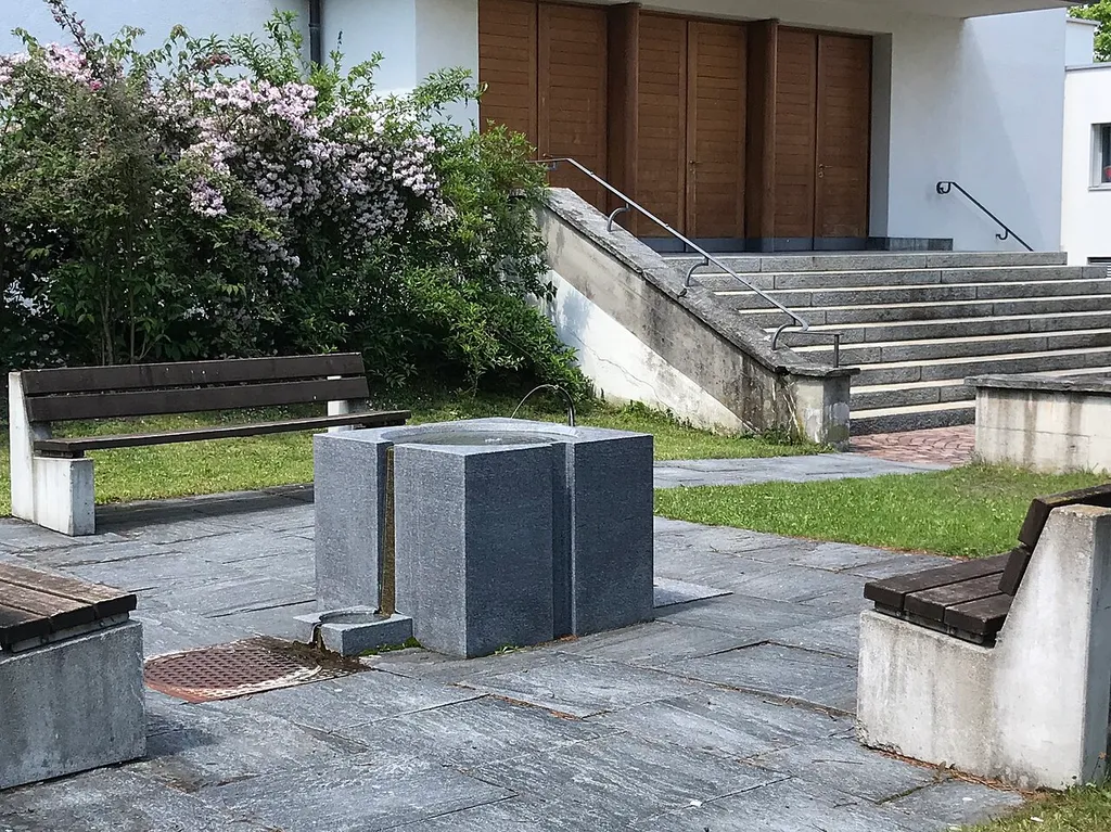 Brunnen bei Kirche St. Theresia