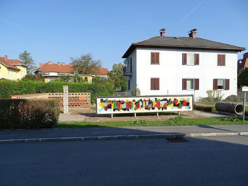 Die Hans-Deutscher-Gedenkstätte in Voitsberg. Sie wurden nach Plänen von Franz Jakubecki von Künstlern der Sezession Graz geschaffen.